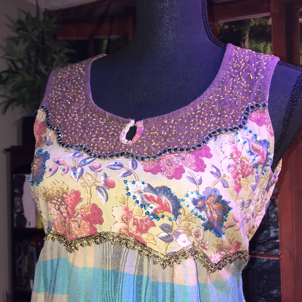 💰BOGO💰#636-(M)Bill Blass 100% cotton, embroidered beaded sleeveless  ladies top